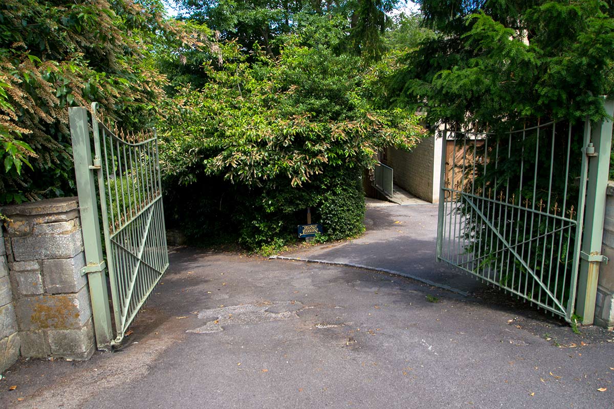 Slade House gates